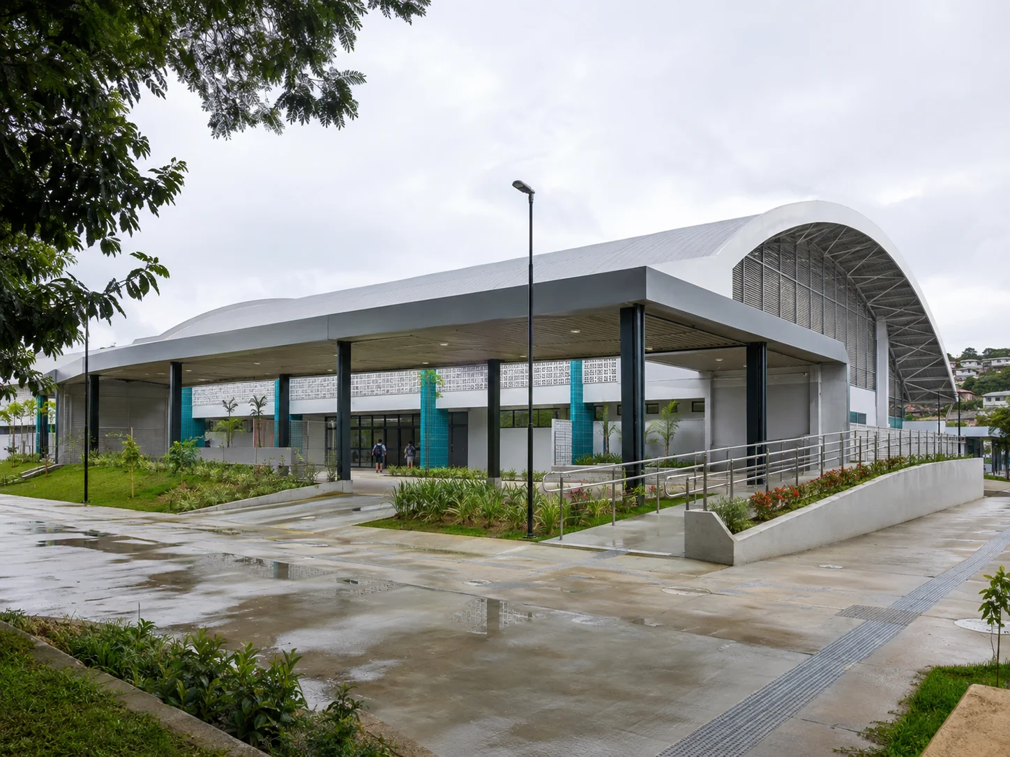 Edificação institucional contemporânea com acesso coberto